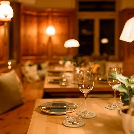 & Restaurant Gruener Baum 2* 美泽森