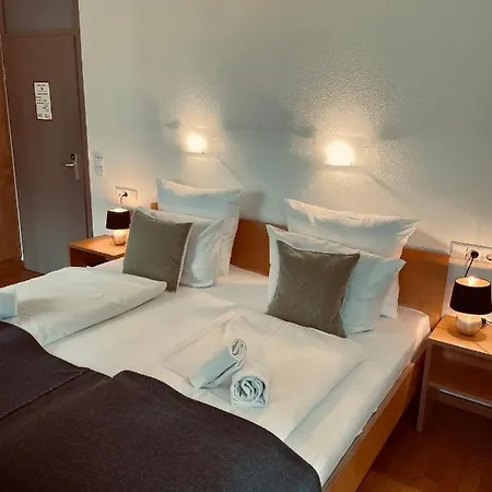 & Restaurant Gruener Baum فندق ميرتْسهاوزن