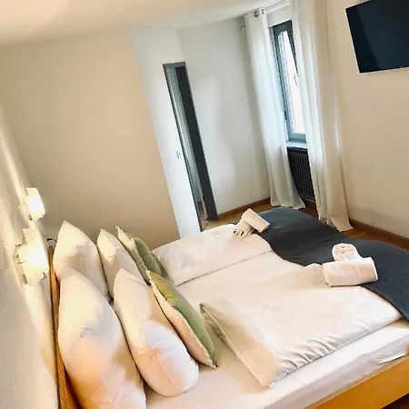 & Restaurant Gruener Baum 2*