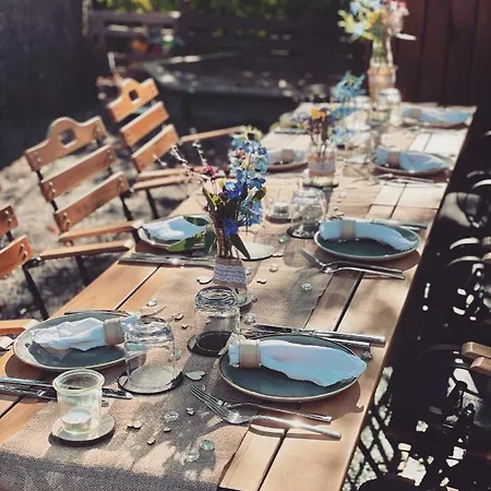 & Restaurant Gruener Baum מלון