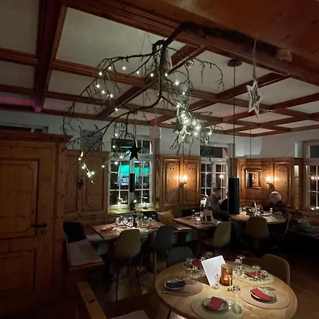 & Restaurant Gruener Baum