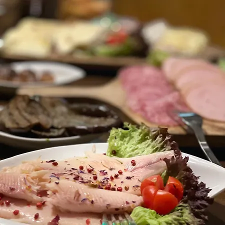 מלון & Restaurant Gruener Baum 2*