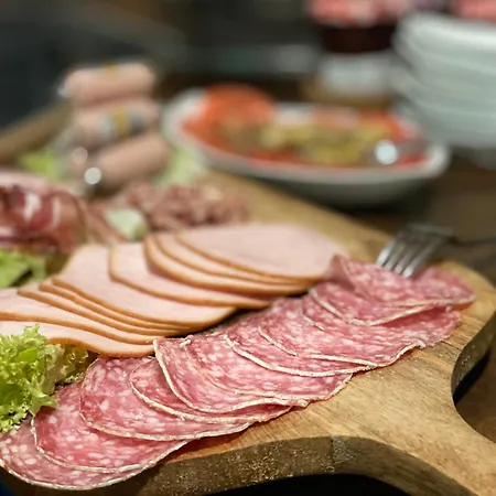 & Restaurant Gruener Baum מרזהאוזן