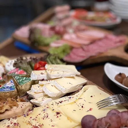 & Restaurant Gruener Baum מלון