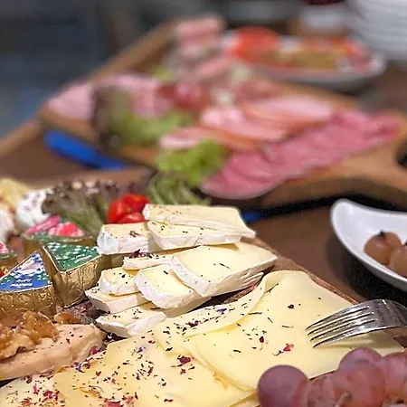 & Restaurant Gruener Baum فندق ميرتْسهاوزن