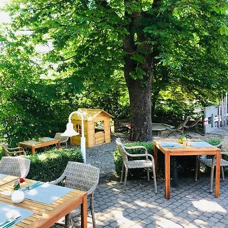 & Restaurant Gruener Baum מלון