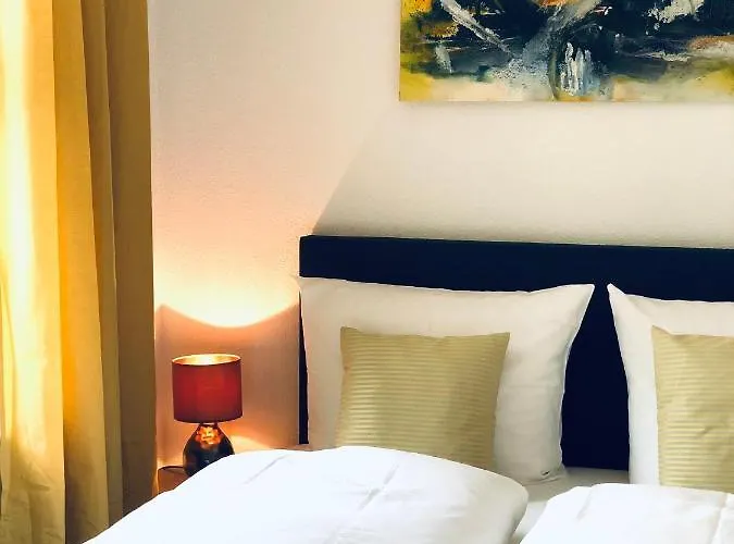 & Restaurant Gruener Baum מלון 2*