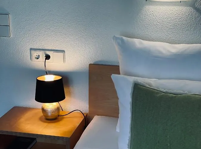 & Restaurant Gruener Baum מרזהאוזן