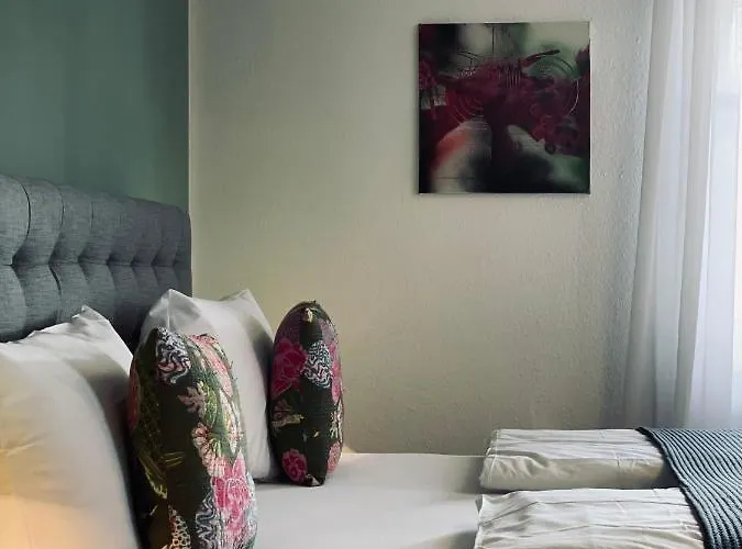 & Restaurant Gruener Baum 2*