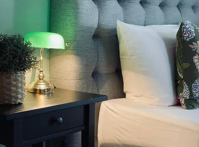 & Restaurant Gruener Baum מרזהאוזן