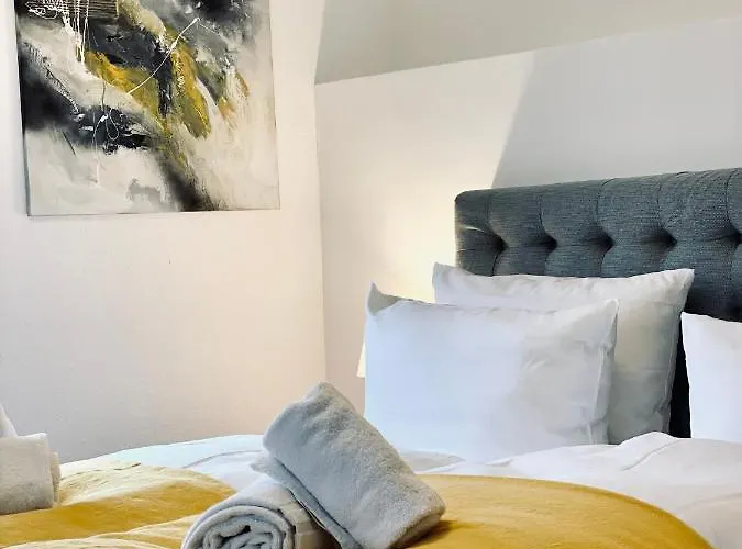 & Restaurant Gruener Baum 2*