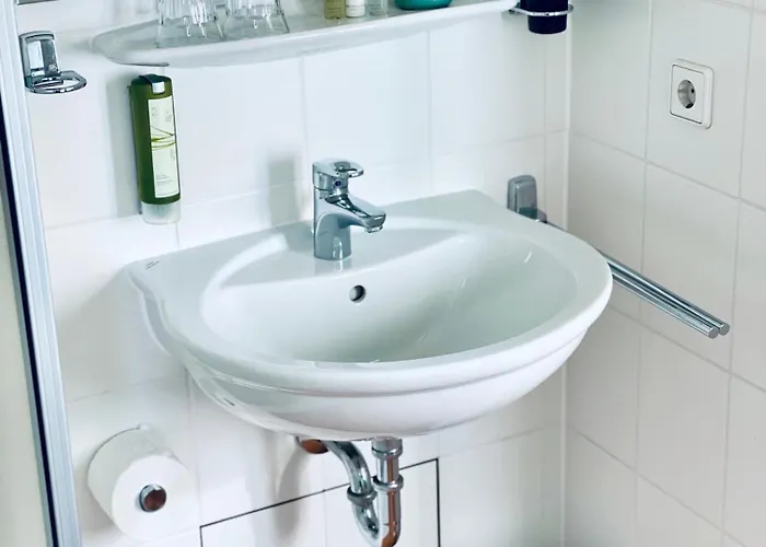 & Restaurant Gruener Baum מרזהאוזן