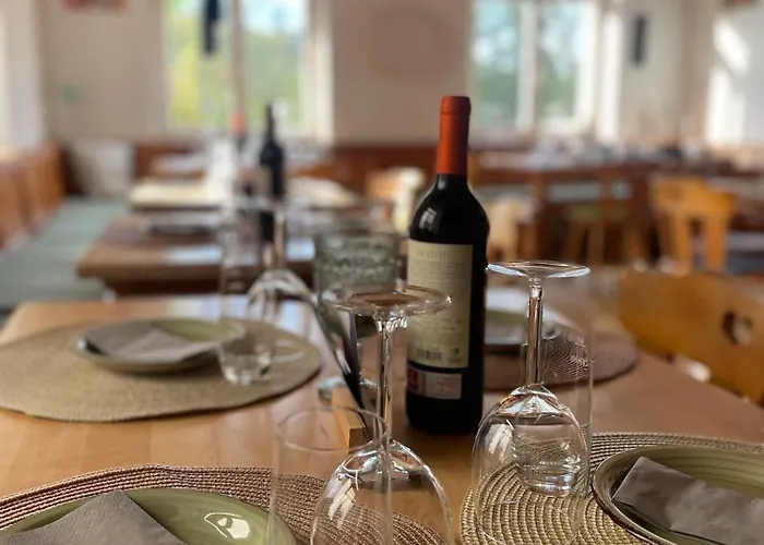 & Restaurant Gruener Baum מלון