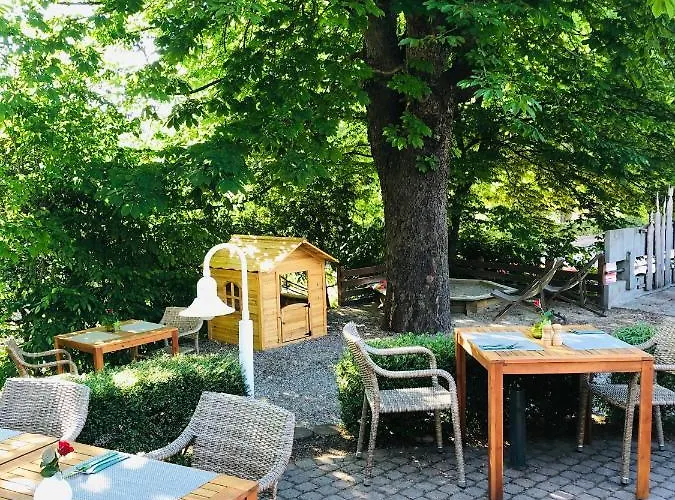 & Restaurant Gruener Baum מלון